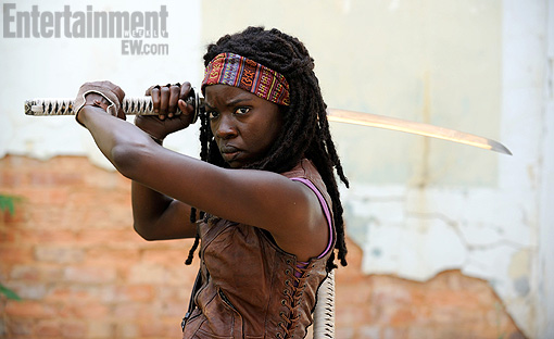 Danai Gurira interpretando o papel da espadachim Michonne em The Walking Dead