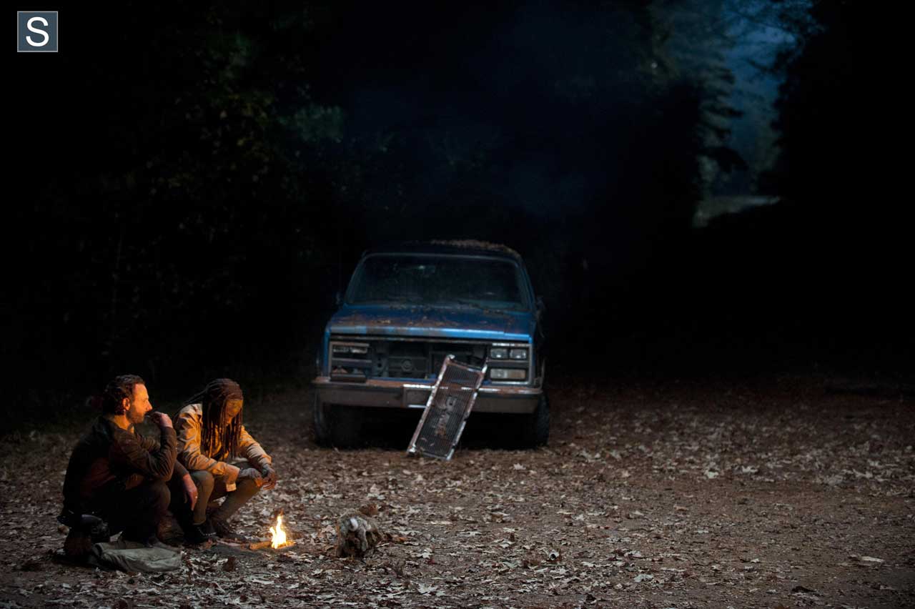 Rick Grimes (Andrew Lincoln) e Michonne (Danai Gurira) no 16º episódio da 4ª Temporada de The Walking Dead.