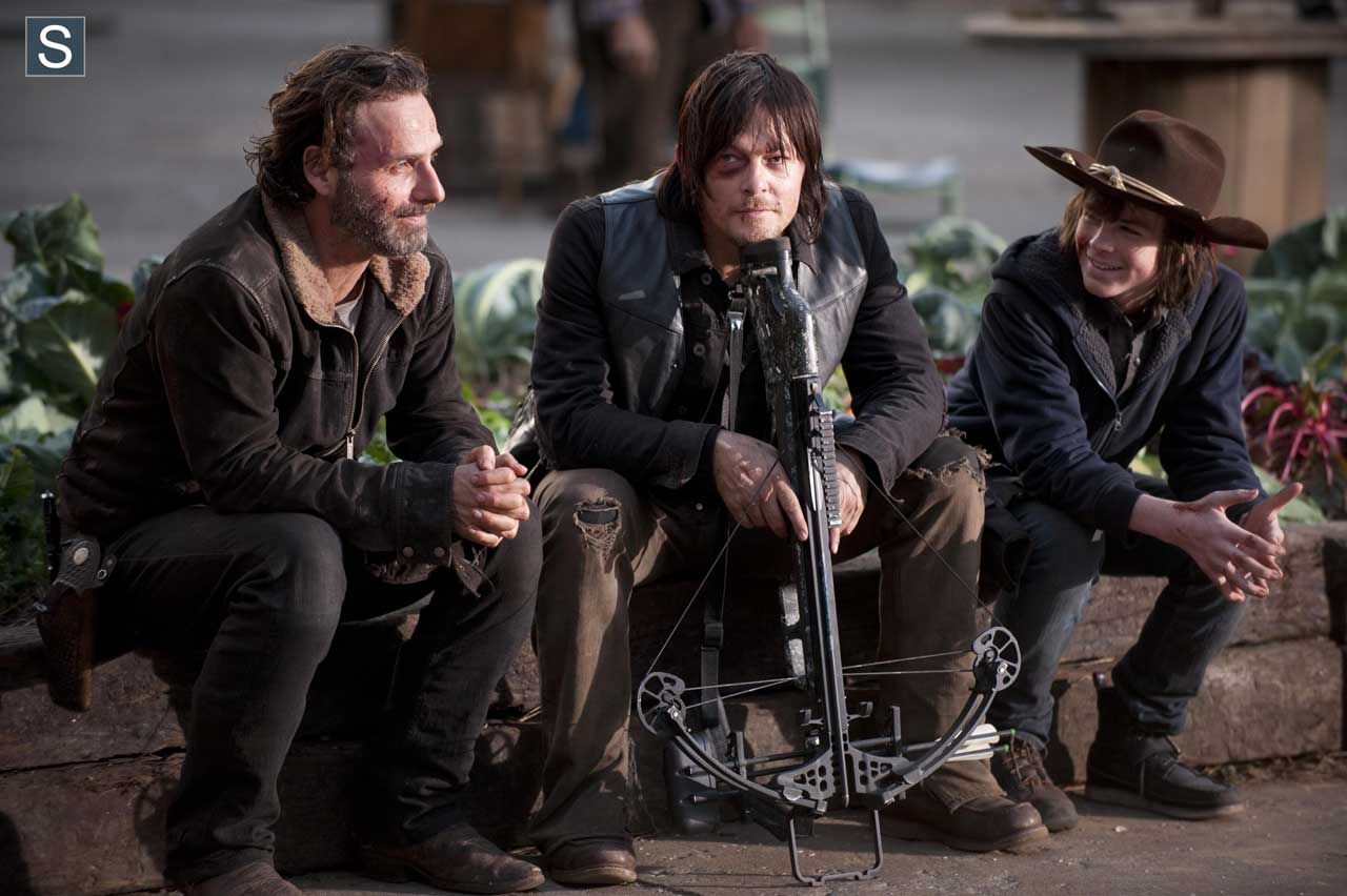 Andrew Lincoln (Rick Grimes), Norman Reedus (Daryl Dixon) e Chandler Riggs (Carl Grimes) nas gravações da 4ª Temporada de The Walking Dead.