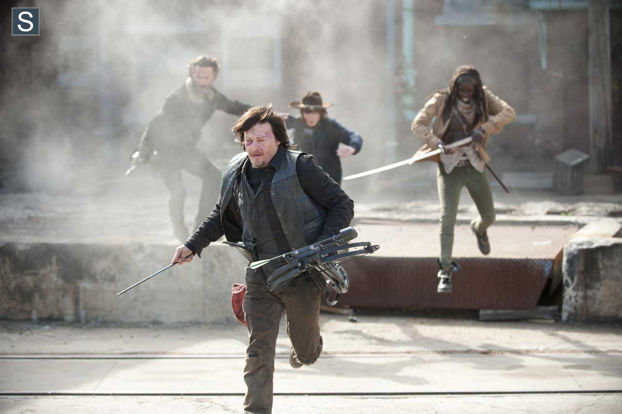 Rick Grimes (Andrew Lincoln), Carl Grimes (Chandler Riggs), Daryl Dixon (Norman Reedus) e Michonne (Danai Gurira) no 16º episódio da 4ª Temporada de The Walking Dead.