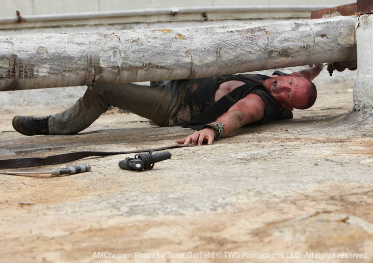 Merle dixon tentando se soltar, no 3º episódio da 1ª temporada de the walking dead.