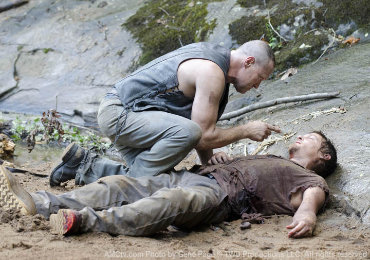 Daryl se acidenta e tem alucinações com merle, no 5º episódio da 2ª temporada de the walking dead.