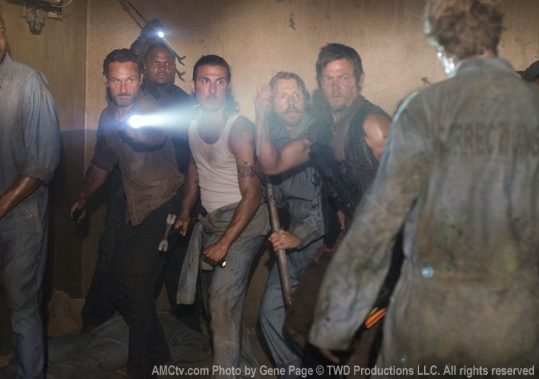 Rick, daryl e t-dog se juntam aos prisioneiros (tomas e axel) para limpar os zumbis da prisão, no 2º episódio da 3ª temporada de the walking dead.