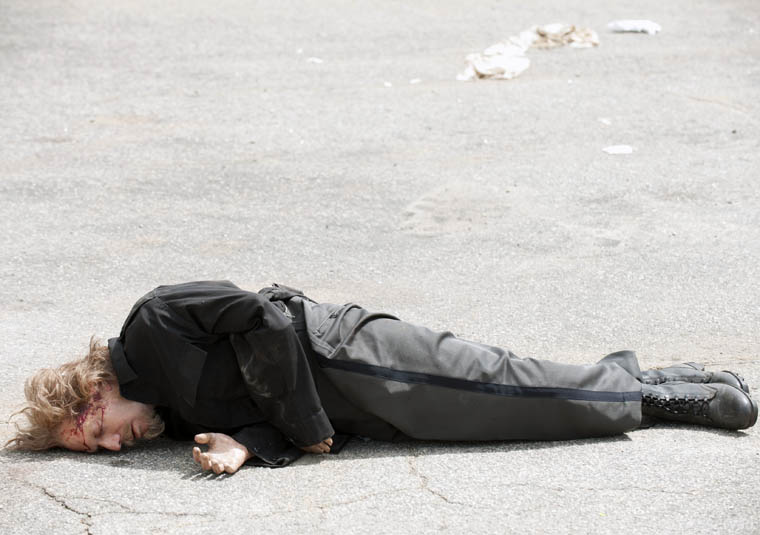 Axel morto, após ter sido baleado na cabeça pelo governador, no 10º episódio da 3ª temporada de the walking dead.