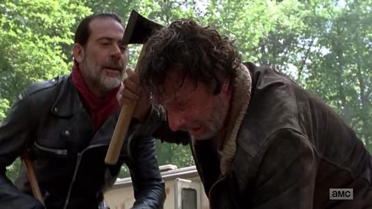 The Walking Dead 7ª Temporada | Veja a cena em que Negan manda Rick cortar o braço de Carl