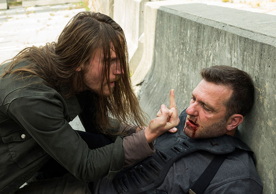 Jared espanca richard, um dos principais homens de ezekiel, no 2º episódio da 7ª temporada de the walking dead.