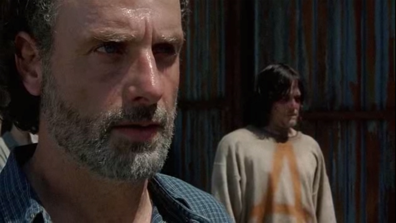 The Walking Dead 7ª Temporada | Produtor desvenda a teoria do Daryl e o código morse