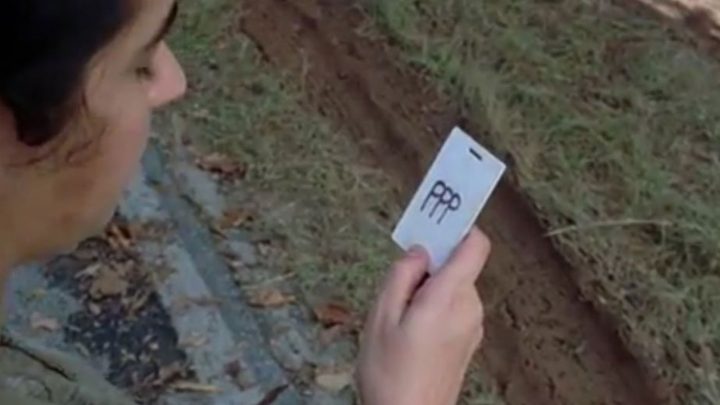 Tara encontra o cartão com a sigla "ppp", no 6º episódio da 7ª temporada de the walking dead.