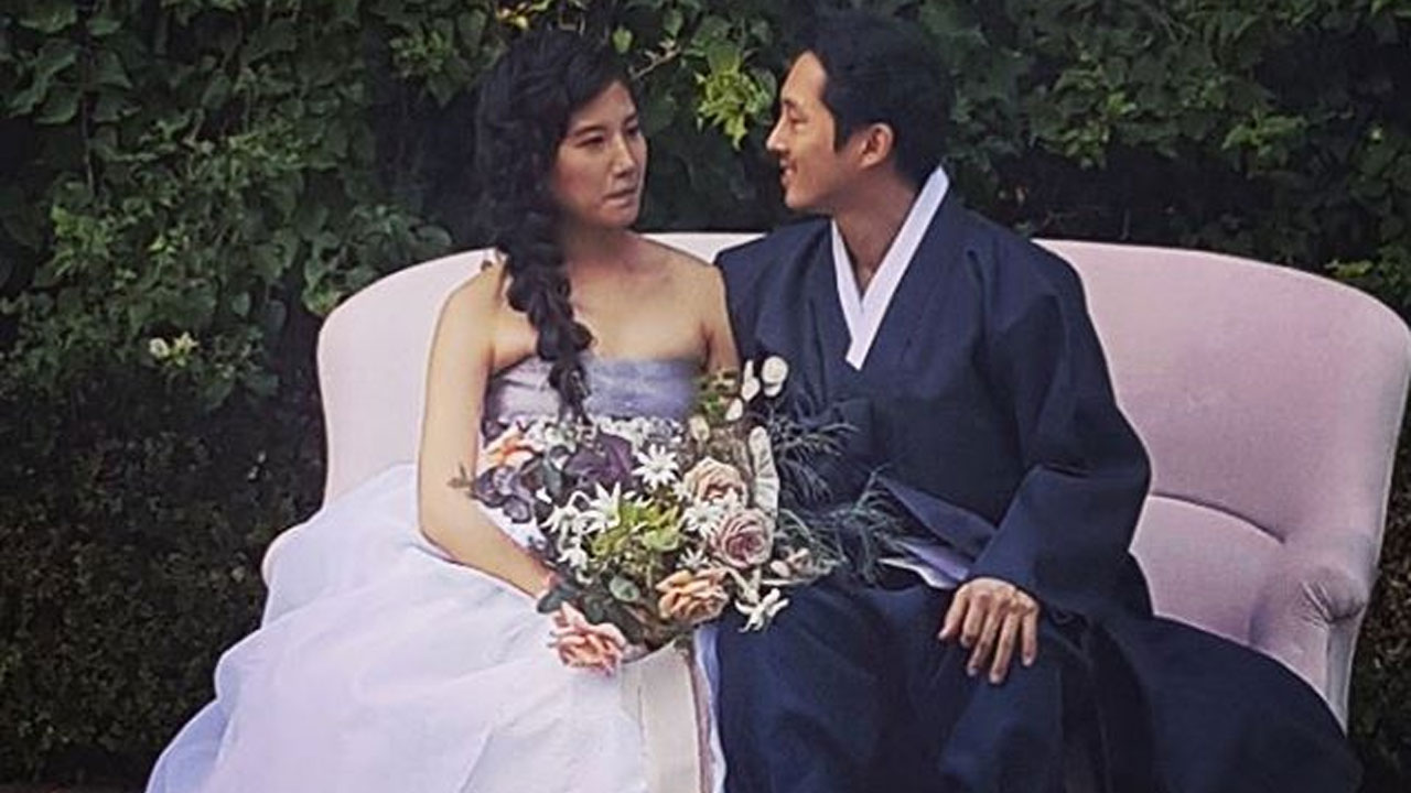 Steven Yeun, o Glenn de The Walking Dead, se casa em Los Angeles com namorada de longa data