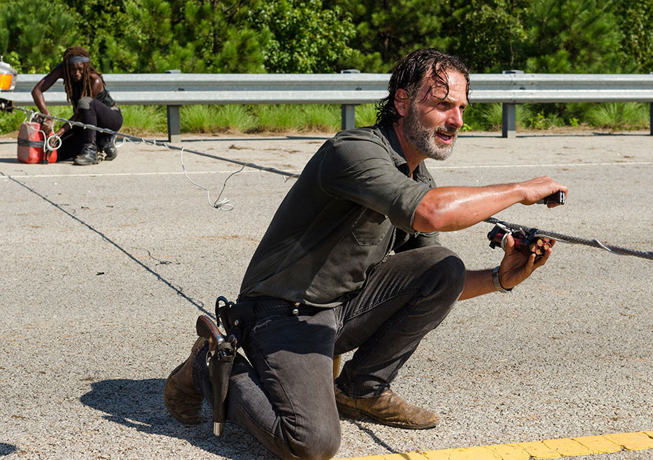 The Walking Dead 7ª Temporada | Reveja a cena em que Rick e Michonne eliminam dezenas de zumbis na estrada