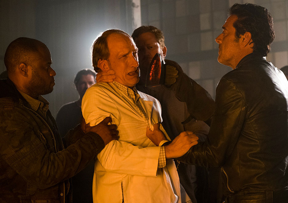 The Walking Dead 7ª Temporada | Reveja a cena em que Dr. Carson é morto por Negan