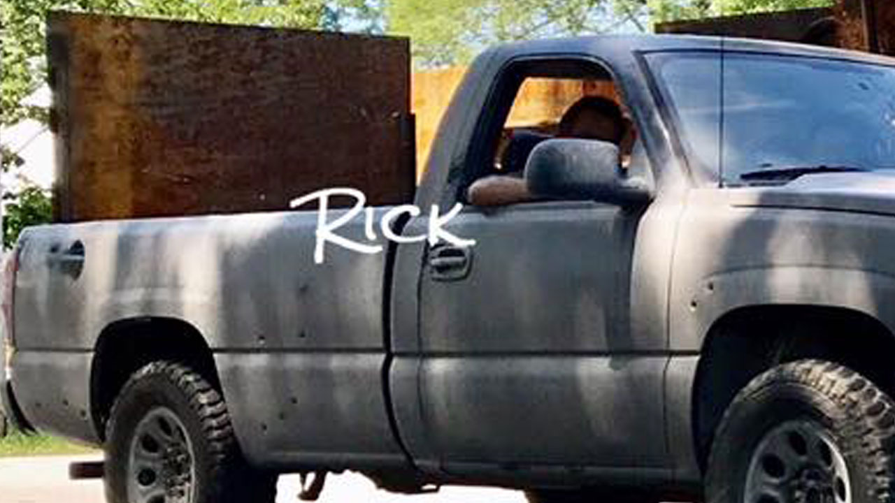 The Walking Dead 8ª Temporada | Rick aparece em carro pronto para guerra em nova foto vazada das gravações