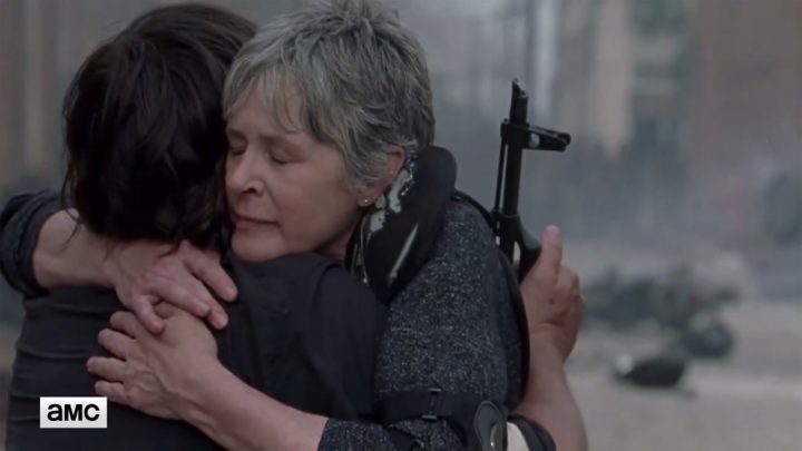Daryl e carol se abraçam, no 1º episódio da 8ª temporada de the walking dead.