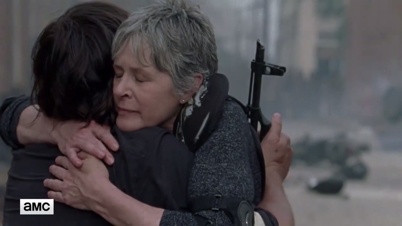 Daryl e Carol se abraçam, no 1º episódio da 8ª temporada de The Walking Dead.