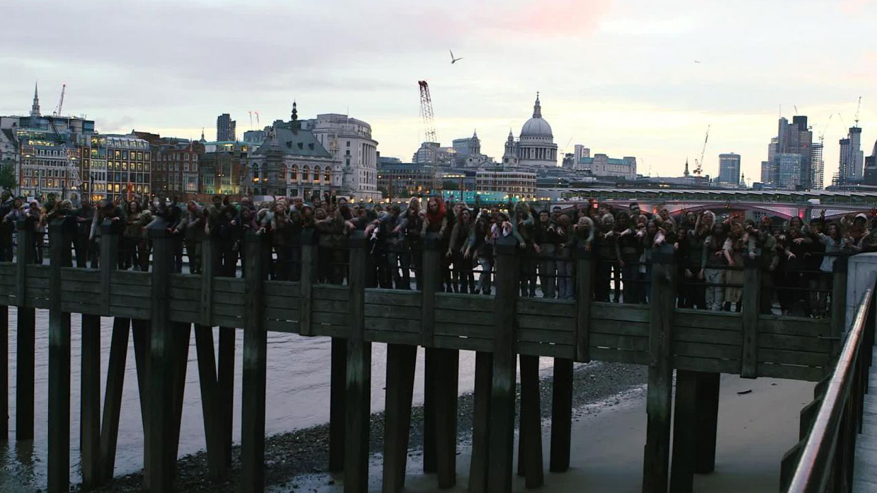 100 zumbis invadiram Londres em comemoração ao centésimo episódio de The Walking Dead!