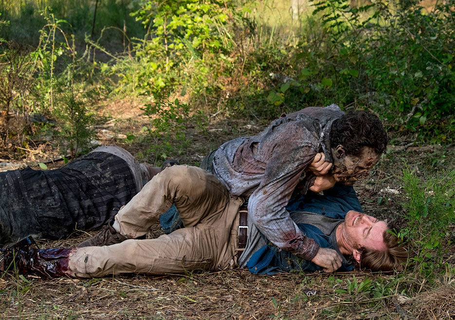 The Walking Dead 8ª Temporada | Veja como foi gravada a cena em que Dr. Carson cai na armadilha de urso!