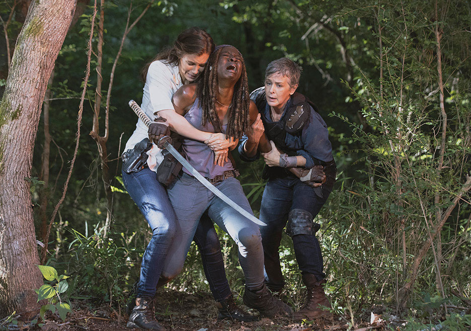 Maggie e carol seguram michonne após a explosão da ponte em que rick estava, no 5º episódio da 9ª temporada de the walking dead.
