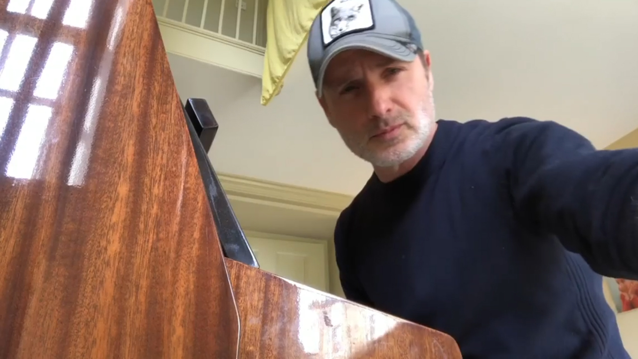 Andrew Lincoln, o Rick de The Walking Dead, grava divertido vídeo de despedida para Danai Gurira
