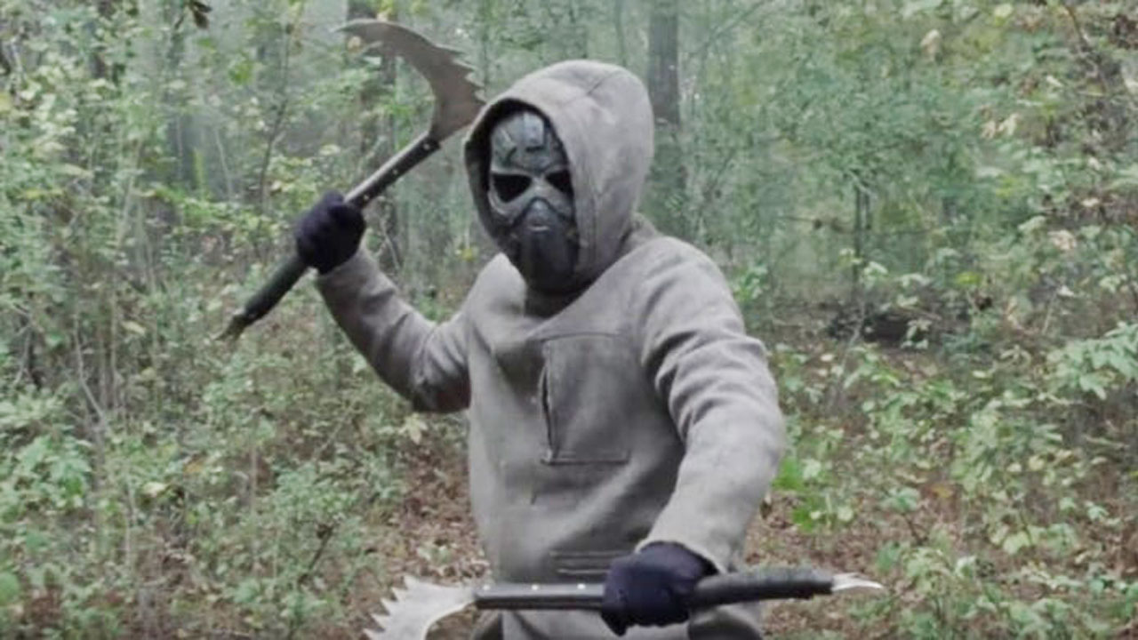 Aaron e Alden encontram uma pessoa mascarada, no 16º episódio da 10ª temporada de The Walking Dead.