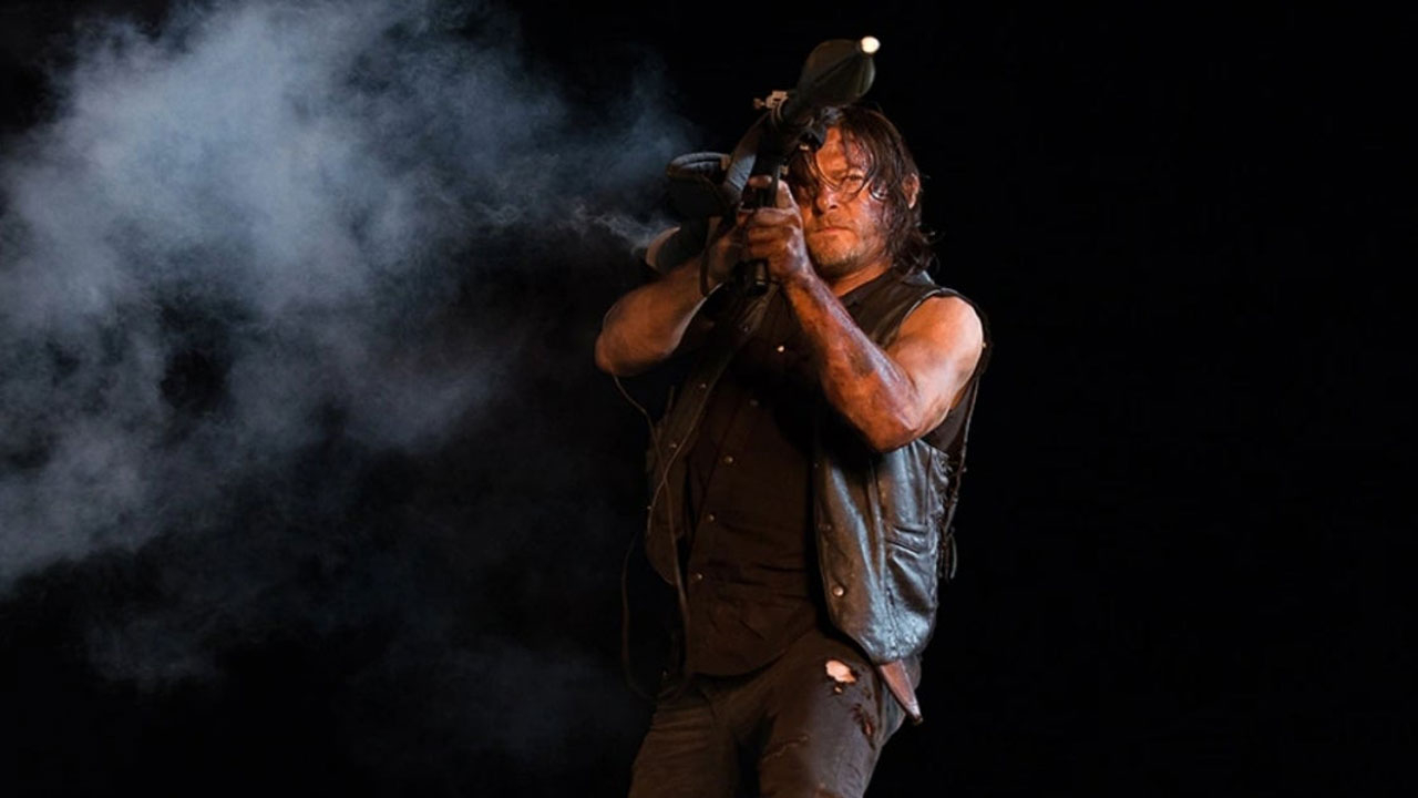 Daryl usa uma bazuca para acabar com zumbis invadindo Alexandria no 9º episódio da 6ª temporada de The Walking Dead.