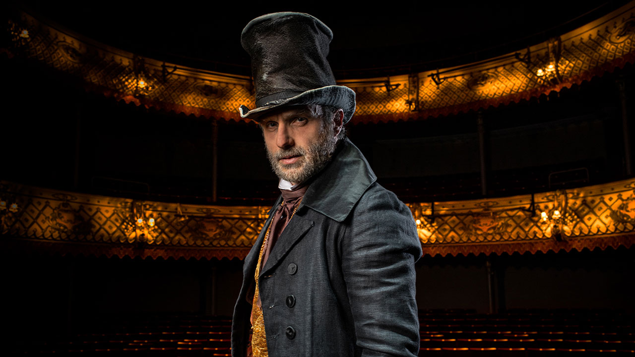 Andrew Lincoln, o Rick em The Walking Dead, caracterizado como Scrooge para a peça online de Um Conto de Natal no Teatro Old Vic, em Londres.