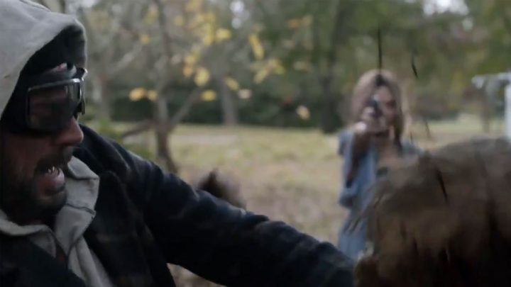 Lucille, a esposa de negan, atira em um zumbi, no trailer dos episódios extras da 10ª temporada de the walking dead.