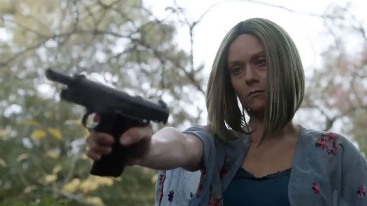 Lucille, a esposa de negan, após atirar em um zumbi, no trailer dos episódios extras da 10ª temporada de the walking dead.