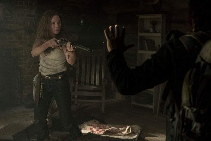 Leah aponta uma arma para daryl, no 18º episódio da 10ª temporada de the walking dead.