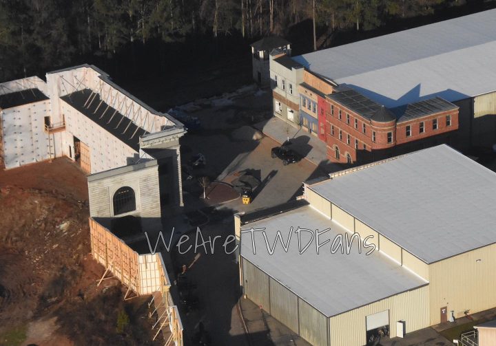 Imagem vazada das gravações da 11ª temporada de the walking dead, mostrando uma visão aérea da construção do set para a nova comunidade, commonwealth.