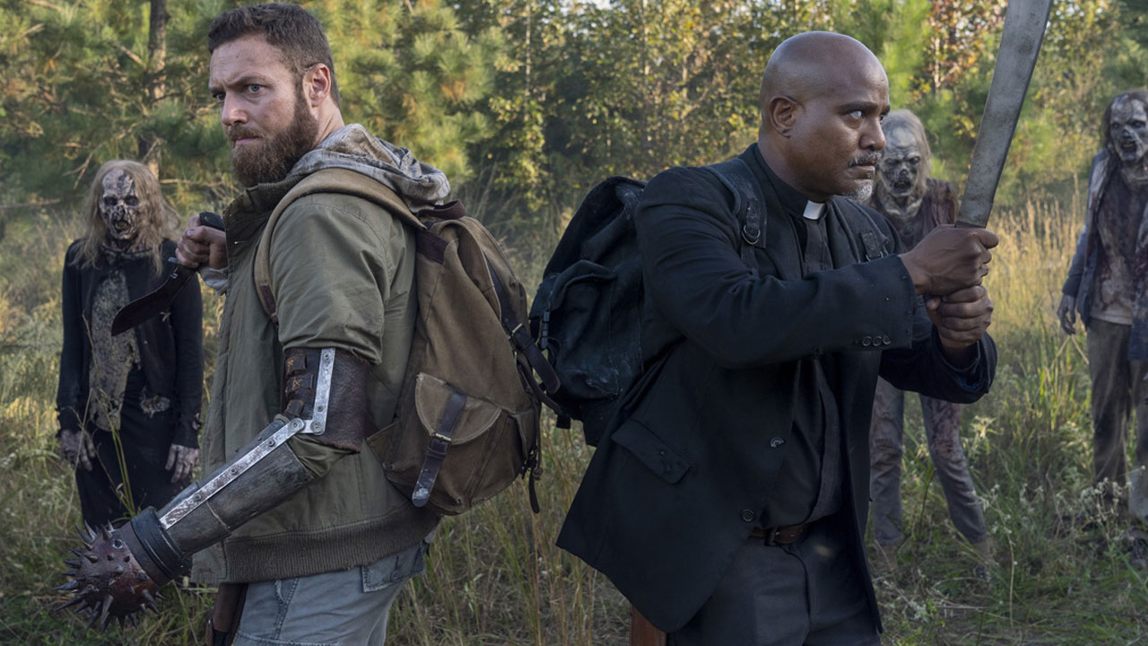 Aaron e Gabriel enfrentam zumbis no 19º episódio da 10ª temporada de The Walking Dead (S10E19 - 