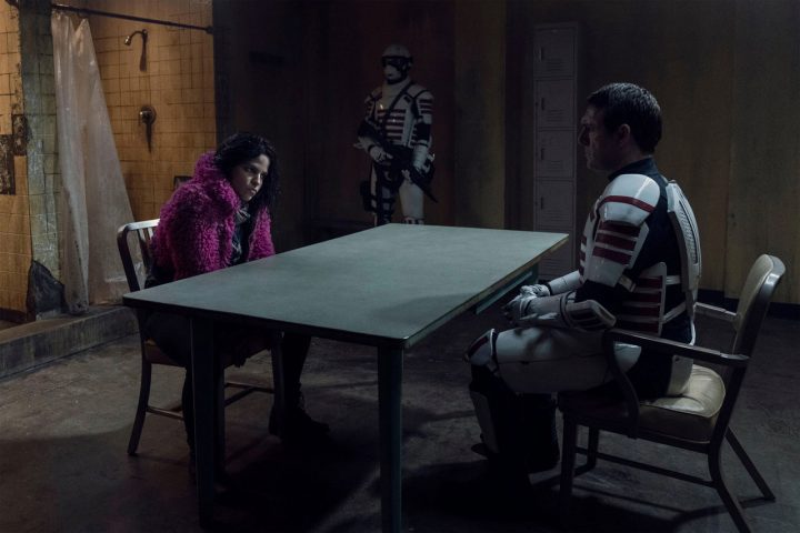 Princesa é interrogada por um soldado de commonwealth no 20º episódio da 10ª temporada de the walking dead (s10e20 - "splinter").