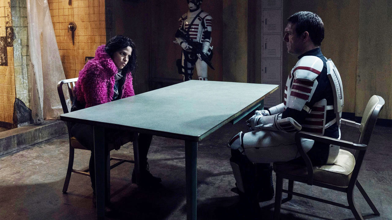 Princesa é interrogada por um soldado de Commonwealth no 20º episódio da 10ª temporada de The Walking Dead (S10E20 - 