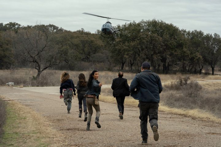 Sarah, charlie, luciana, jacob, daniel e o helicóptero da crm no 16º episódio da 6ª temporada de fear the walking dead (s06e16 - "the beginning").