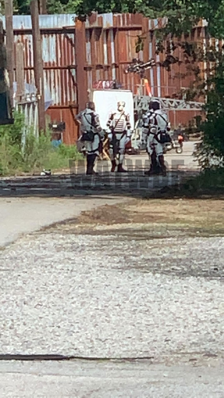 Imagens vazadas da 11ª temporada de the walking dead mostram soldados de commonwealth chegando em alexandria.