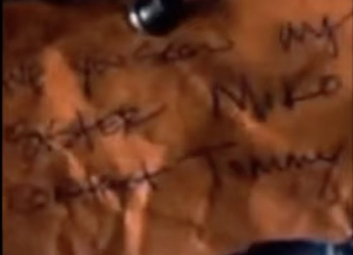 Uma possível mensagem para yumiko no mural dos desaparecidos em commonwealth, na 11ª temporada de the walking dead.